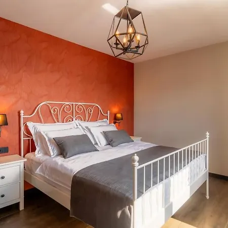 Villa Oz, Vintage Beachfront Serenity *