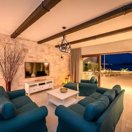 Villa Oz, Vintage Beachfront Serenity *