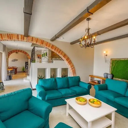 Villa Oz, Vintage Beachfront Serenity