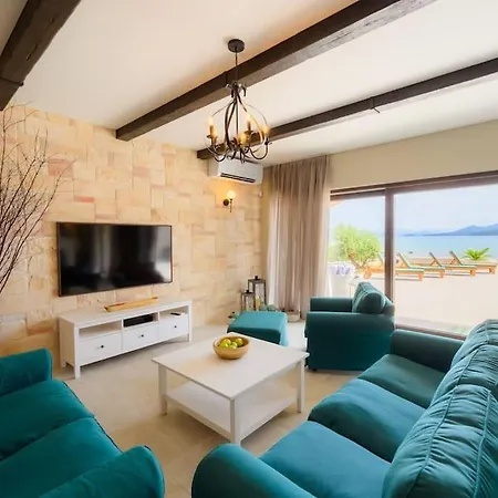 Oz, Vintage Beachfront Serenity Villa *
