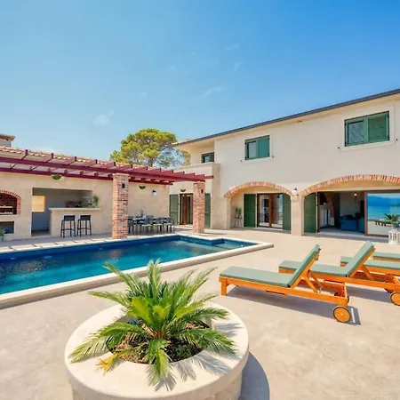 Villa Oz, Vintage Beachfront Serenity *