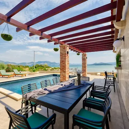 Villa Oz, Vintage Beachfront Serenity *