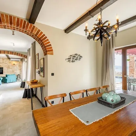 Oz, Vintage Beachfront Serenity