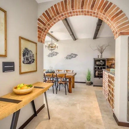 Oz, Vintage Beachfront Serenity Villa Drace