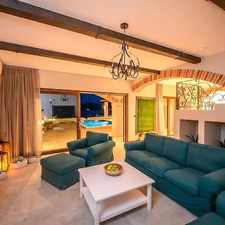 Oz, Vintage Beachfront Serenity Villa