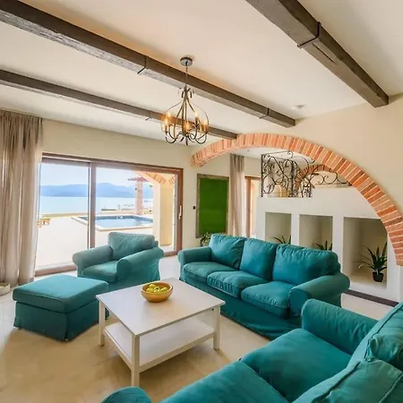 Oz, Vintage Beachfront Serenity Villa
