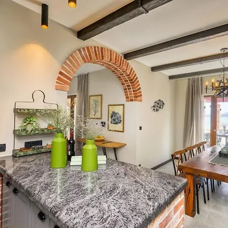 Villa Oz, Vintage Beachfront Serenity *