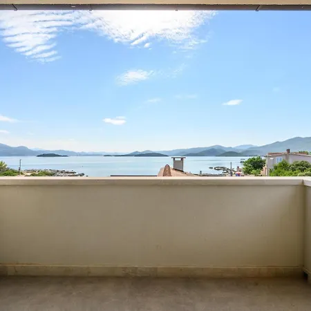 Villa Oz, Vintage Beachfront Serenity *