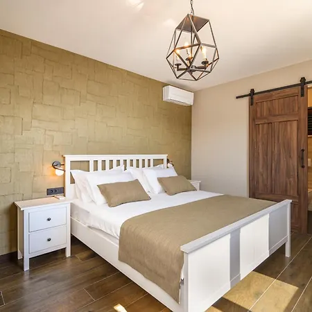 Oz, Vintage Beachfront Serenity * Drace