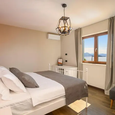 Oz, Vintage Beachfront Serenity