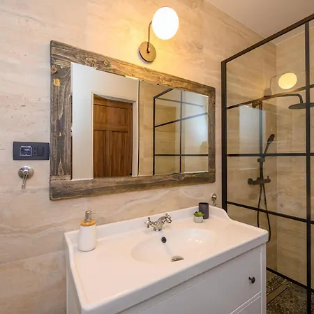 Oz, Vintage Beachfront Serenity Villa Drace