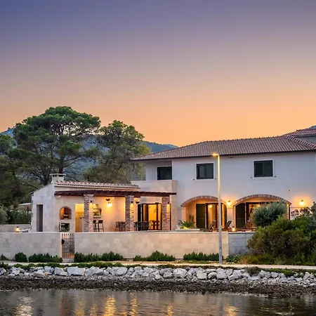 Oz, Vintage Beachfront Serenity *