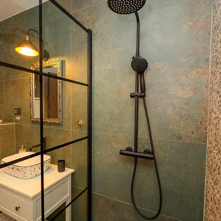 Villa Oz, Vintage Beachfront Serenity