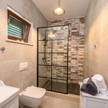Oz, Vintage Beachfront Serenity 빌라