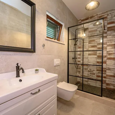 Oz, Vintage Beachfront Serenity *